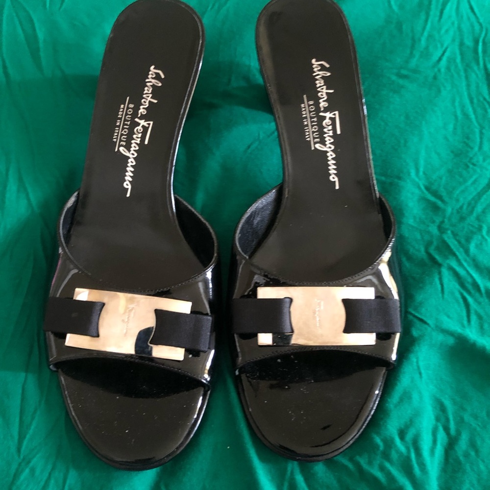New Salvatore Ferragamo logo plaque sandal heels in black patent sz 8.5 B